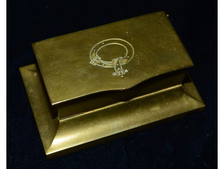 Briefmarkendose aus Bronze im schlichten Art Dekostil, innenseitig feuervergoldet. Sowohl Deckel als auch vordere Seitenwand 