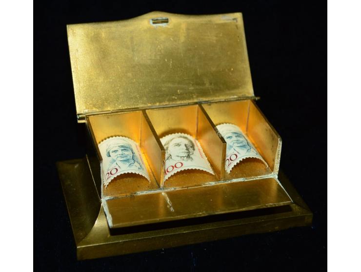 Briefmarkendose aus Bronze im schlichten Art Dekostil, innenseitig feuervergoldet. Sowohl Deckel als auch vordere Seitenwand 