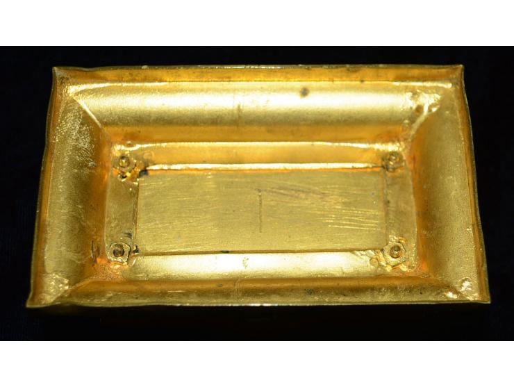 Briefmarkendose aus Bronze im schlichten Art Dekostil, innenseitig feuervergoldet. Sowohl Deckel als auch vordere Seitenwand 
