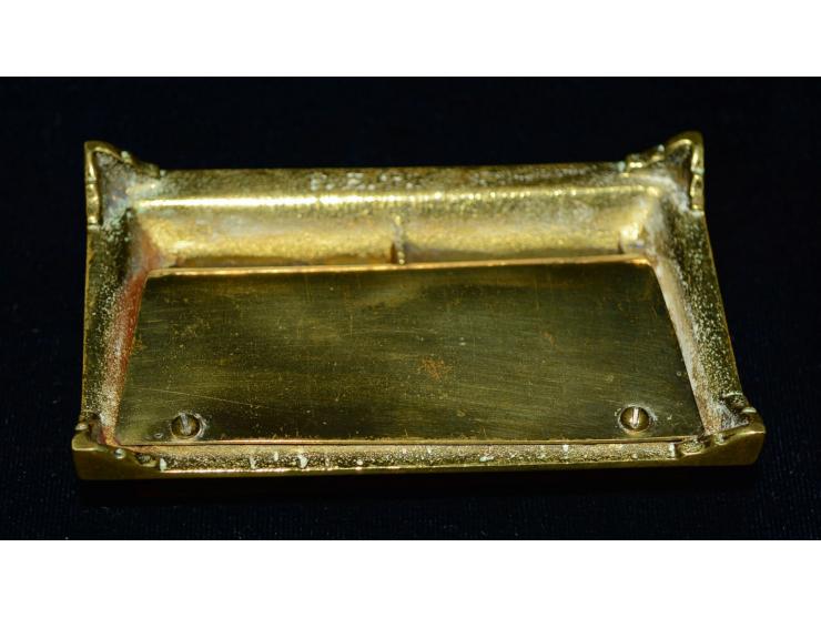 Briefmarkendose aus Bronze mit schön durchbrochen gearbeitetem Deckel. Die Dose hat zwei Breifmarkenfächer. Im Deckel gemarkt