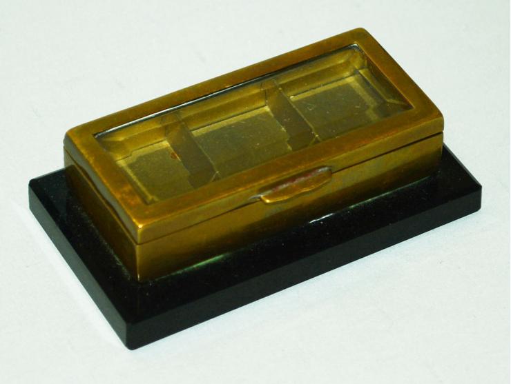 Briefmarkendose, Bronze und schwarzer Marmor mit im Deckel eingesetztem, geschliffenen Glas, Anfang 20. Jhd, gemarkt "GERMANY