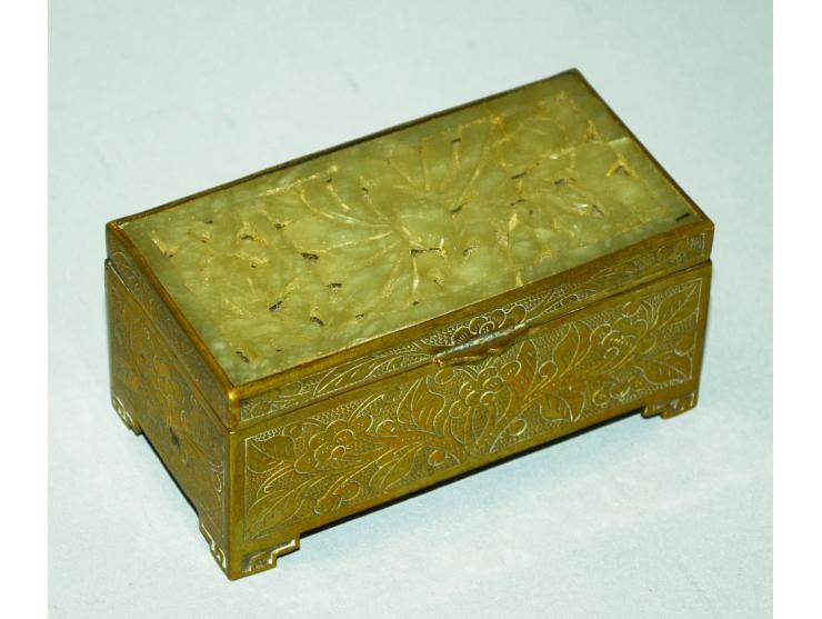 Chinesische Briefmarkendose aus Bronze mit Deckeleinsatz aus weisser Jade, Jadeornament mit einem kleinen Riss (wohl nur ober