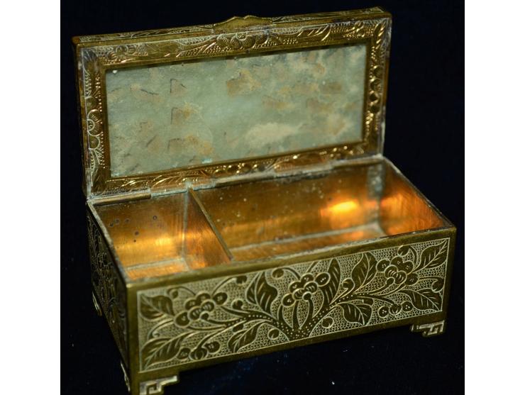 Chinesische Briefmarkendose aus Bronze mit Deckeleinsatz aus weisser Jade, Jadeornament mit einem kleinen Riss (wohl nur ober
