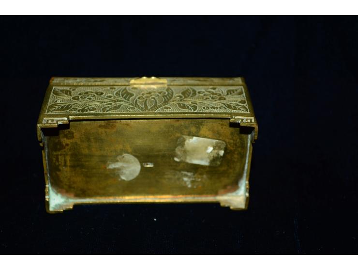 Chinesische Briefmarkendose aus Bronze mit Deckeleinsatz aus weisser Jade, Jadeornament mit einem kleinen Riss (wohl nur ober