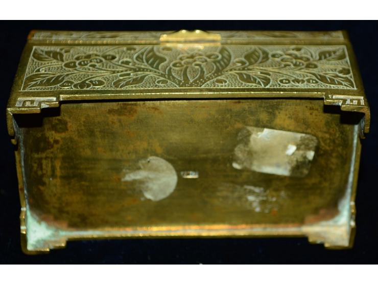 Chinesische Briefmarkendose aus Bronze mit Deckeleinsatz aus weisser Jade, Jadeornament mit einem kleinen Riss (wohl nur ober