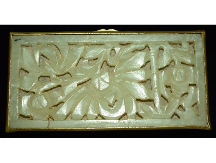 Chinesische Briefmarkendose aus Bronze mit Deckeleinsatz aus weisser Jade, Jadeornament mit einem kleinen Riss (wohl nur ober