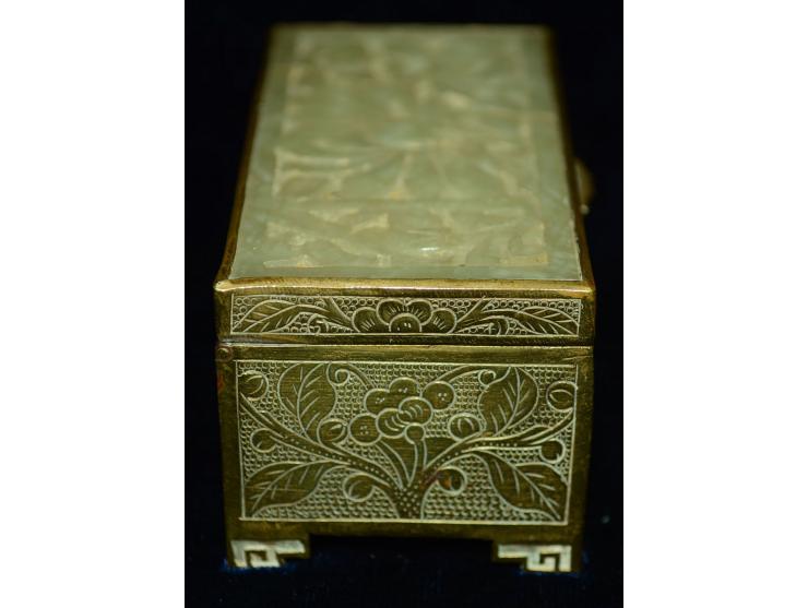 Chinesische Briefmarkendose aus Bronze mit Deckeleinsatz aus weisser Jade, Jadeornament mit einem kleinen Riss (wohl nur ober