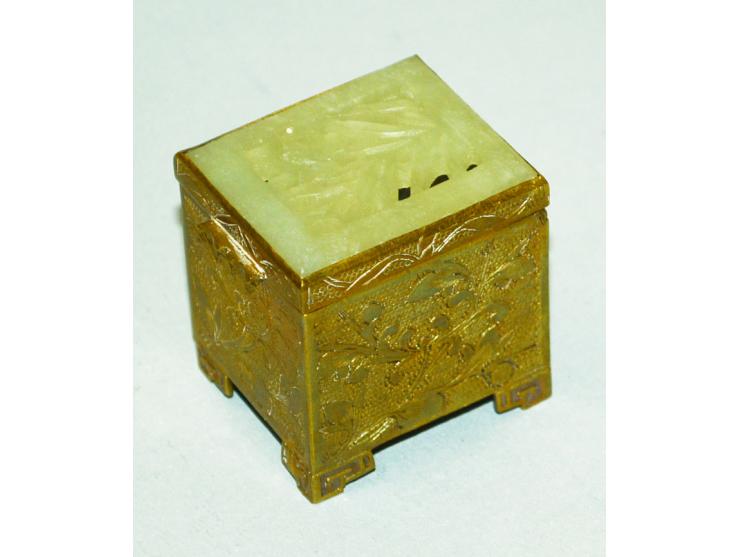 Briefmarkendose aus Bronze mit im Deckel eingesetzter Schnitzerrei aus weisser Jade sowie fein ziselliert gearbeiteten Seiten