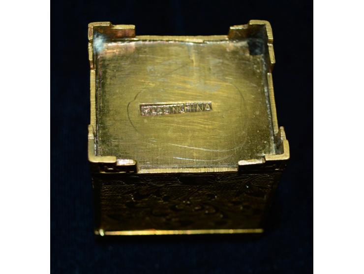 Briefmarkendose aus Bronze mit im Deckel eingesetzter Schnitzerrei aus weisser Jade sowie fein ziselliert gearbeiteten Seiten