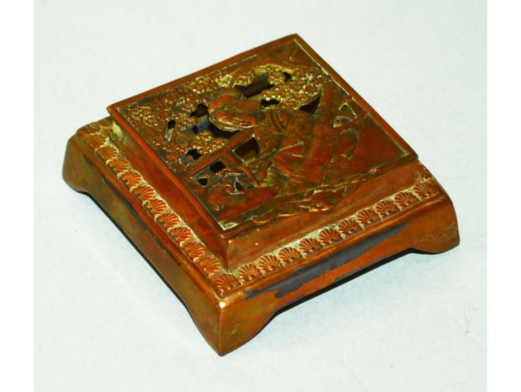 Japanische Briefmarkendose in Kupfer auf versilbrtem Metal. Die Dose hat einen durchbrochen gearbeiteten Deckel, welcher eine
