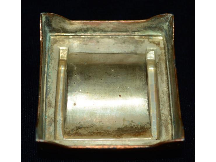 Japanische Briefmarkendose in Kupfer auf versilbrtem Metal. Die Dose hat einen durchbrochen gearbeiteten Deckel, welcher eine