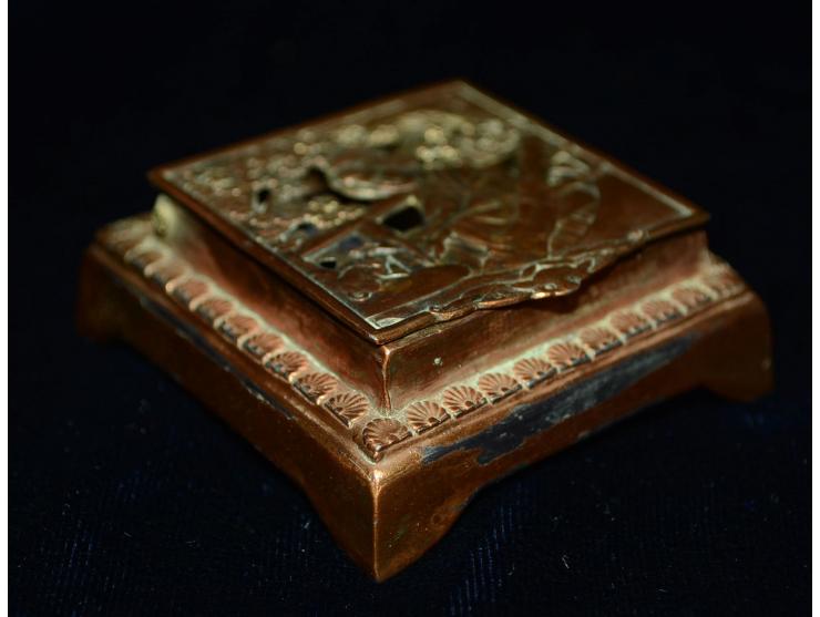 Japanische Briefmarkendose in Kupfer auf versilbrtem Metal. Die Dose hat einen durchbrochen gearbeiteten Deckel, welcher eine