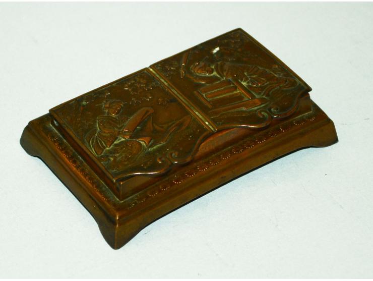 Japanische Briefmarkendose in Kupfer auf versilbrtem Metal. Der Deckel der Dose ist mit einer arbeitendend Geisha verziert un