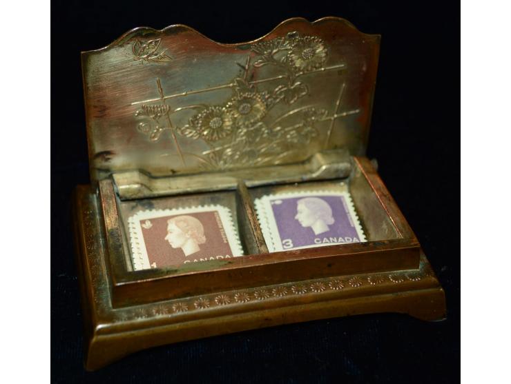 Japanische Briefmarkendose in Kupfer auf versilbrtem Metal. Der Deckel der Dose ist mit einer arbeitendend Geisha verziert un