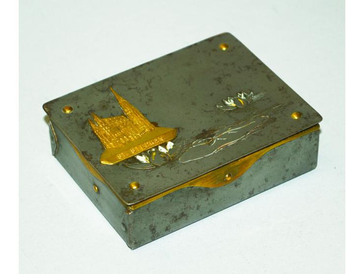 Kleine Briefmarkendose aus Bronze oder Gelbguss und grau gefärbtem Metal. Die Dose hat vier innenliegenden Briefmarkenfächer 