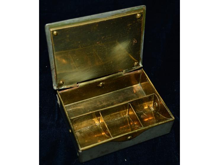 Kleine Briefmarkendose aus Bronze oder Gelbguss und grau gefärbtem Metal. Die Dose hat vier innenliegenden Briefmarkenfächer 