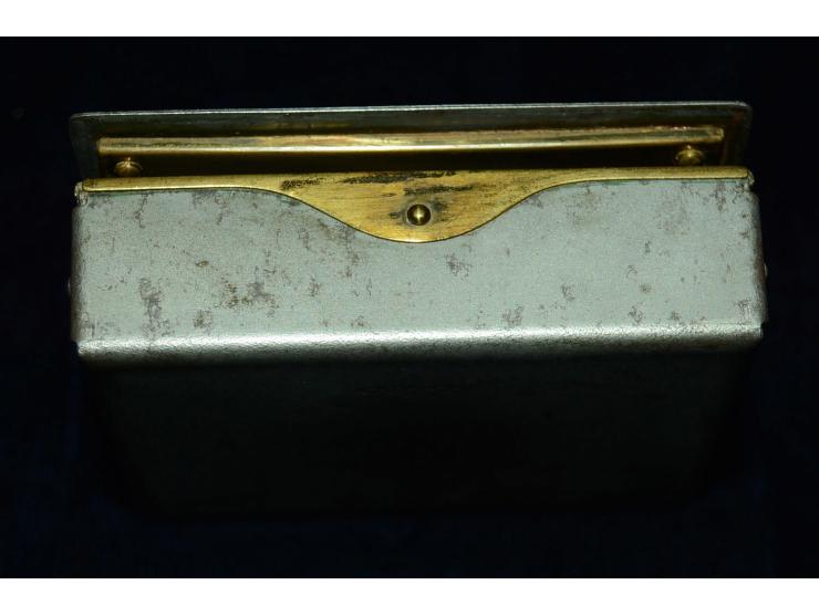 Kleine Briefmarkendose aus Bronze oder Gelbguss und grau gefärbtem Metal. Die Dose hat vier innenliegenden Briefmarkenfächer 