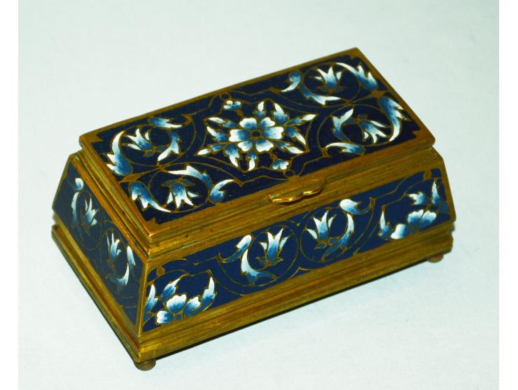 Briefmarkendose aus Bronze mit blauer Emailmalerei, florale Motive, sehr detailreiche Ausführung auf Deckel und Seitenflächen