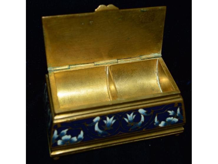 Briefmarkendose aus Bronze mit blauer Emailmalerei, florale Motive, sehr detailreiche Ausführung auf Deckel und Seitenflächen
