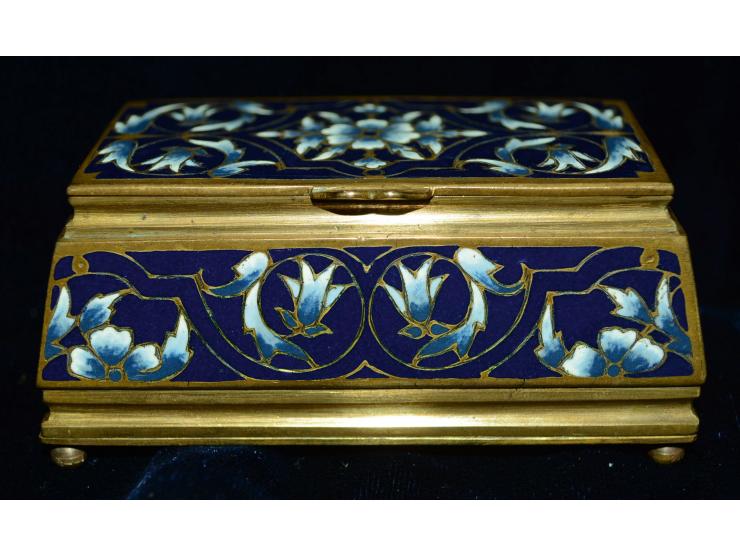 Briefmarkendose aus Bronze mit blauer Emailmalerei, florale Motive, sehr detailreiche Ausführung auf Deckel und Seitenflächen