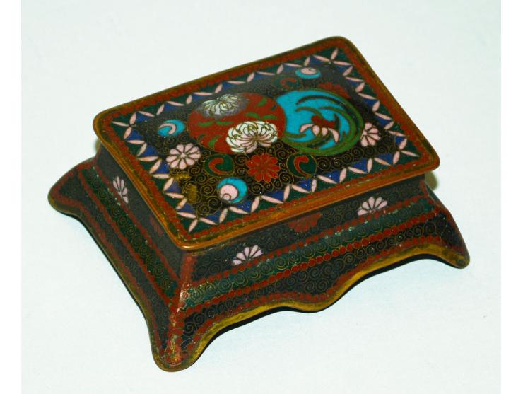 Chinesische Briefmarkendose aus Bronze mit floraler Emailmalerei, sehr detailreiche Ausführung, zwei Briefmarkenfächer. Schön
