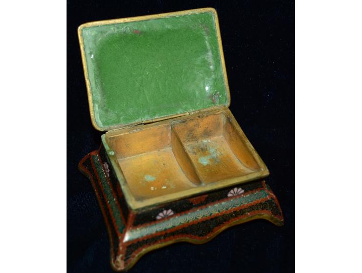 Chinesische Briefmarkendose aus Bronze mit floraler Emailmalerei, sehr detailreiche Ausführung, zwei Briefmarkenfächer. Schön