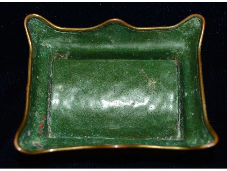 Chinesische Briefmarkendose aus Bronze mit floraler Emailmalerei, sehr detailreiche Ausführung, zwei Briefmarkenfächer. Schön
