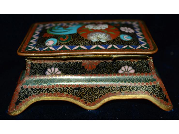 Chinesische Briefmarkendose aus Bronze mit floraler Emailmalerei, sehr detailreiche Ausführung, zwei Briefmarkenfächer. Schön