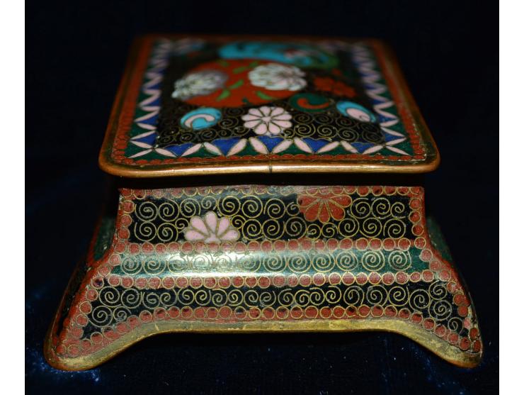 Chinesische Briefmarkendose aus Bronze mit floraler Emailmalerei, sehr detailreiche Ausführung, zwei Briefmarkenfächer. Schön