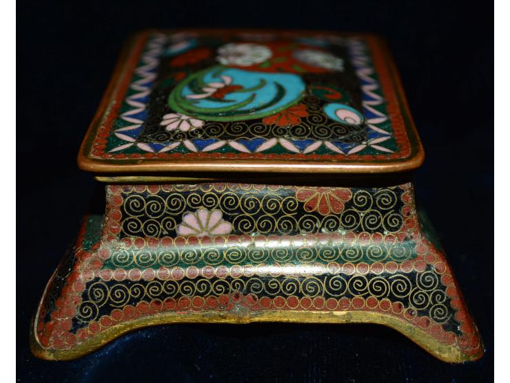Chinesische Briefmarkendose aus Bronze mit floraler Emailmalerei, sehr detailreiche Ausführung, zwei Briefmarkenfächer. Schön