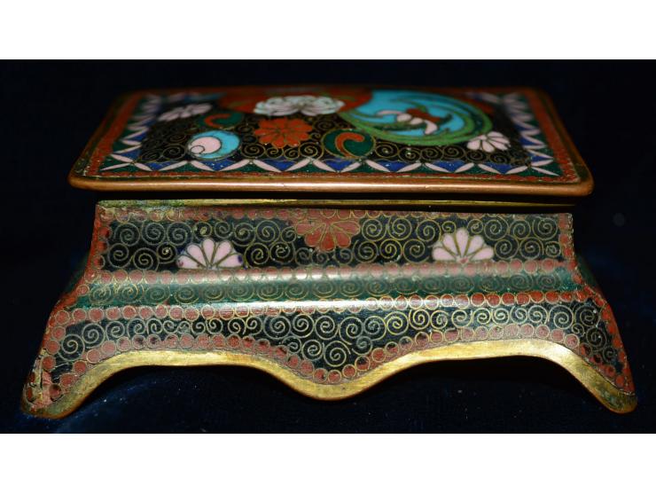Chinesische Briefmarkendose aus Bronze mit floraler Emailmalerei, sehr detailreiche Ausführung, zwei Briefmarkenfächer. Schön