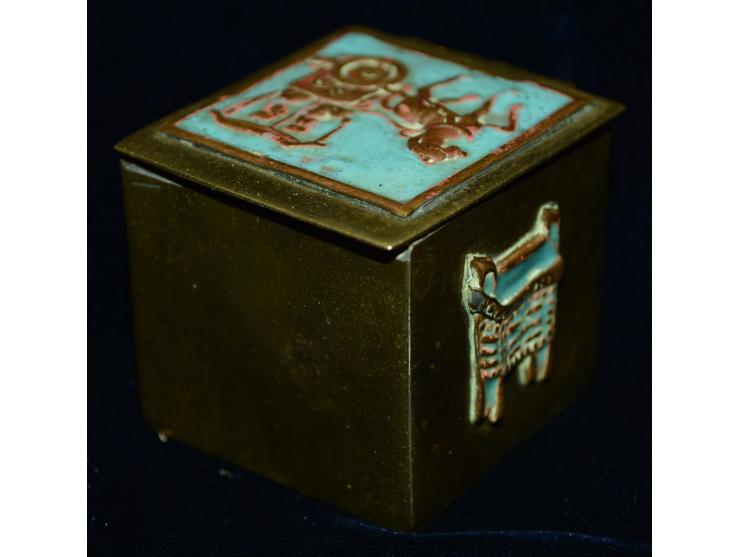 Bronze Breifmarkendose mit schönen blauen Emailapplikationen, markiert "CHINA", ein Fach, saubere Erhaltung.