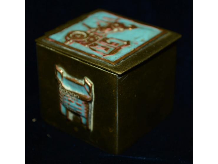 Bronze Breifmarkendose mit schönen blauen Emailapplikationen, markiert "CHINA", ein Fach, saubere Erhaltung.