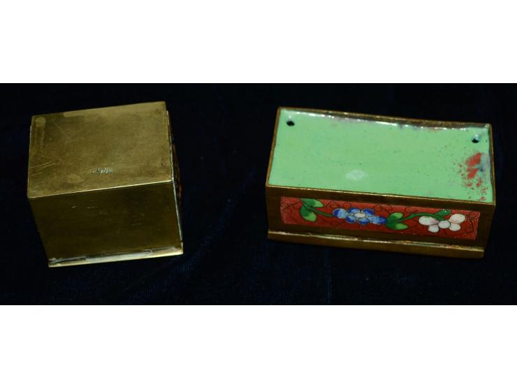 Kleines Lot mit zwei Briefmarkendosen aus Bronze mit Emailmalerrei, je ein oder zwei Briefmarkenfächer, Gebrauchsspuren. Selt
