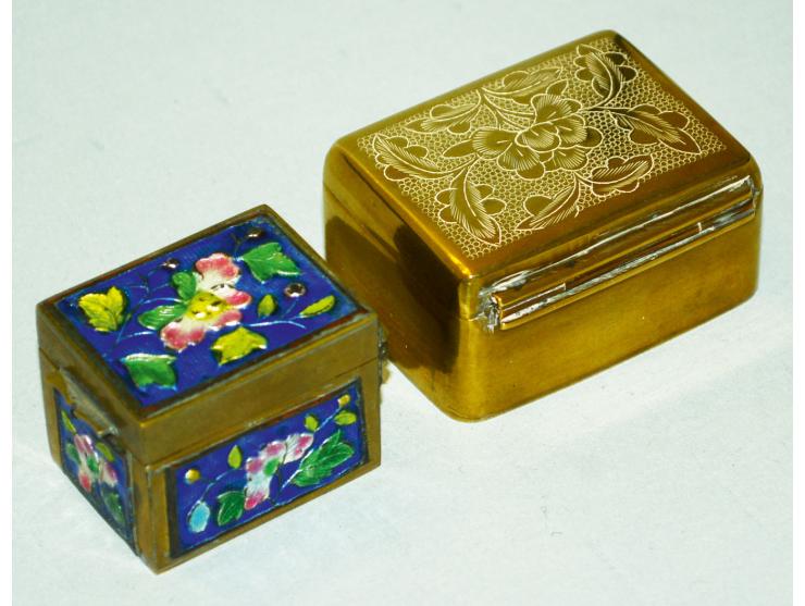 Kleines Lot mit zwei Briefmarkendosen aus Bronze gefertigt, eine mit farbenfroher Emailmalerrei, die Andere mit reicher Gravu