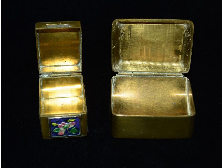 Kleines Lot mit zwei Briefmarkendosen aus Bronze gefertigt, eine mit farbenfroher Emailmalerrei, die Andere mit reicher Gravu