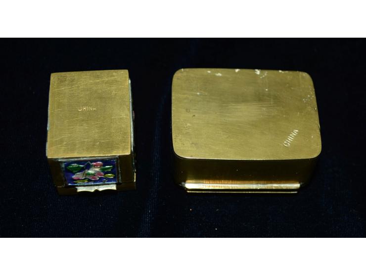 Kleines Lot mit zwei Briefmarkendosen aus Bronze gefertigt, eine mit farbenfroher Emailmalerrei, die Andere mit reicher Gravu