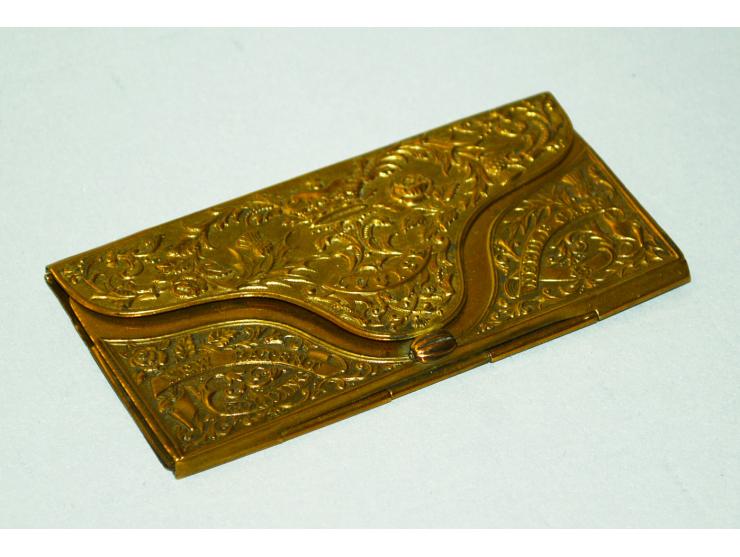 Bronze Briefmarkenhalter oder Nähnadelhalter in der Form eines Briefumschlages, markiert "Louise", wohl 19. Jhd., Patina, sau