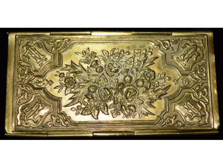 Bronze Briefmarkenhalter oder Nähnadelhalter in der Form eines Briefumschlages, markiert "Louise", wohl 19. Jhd., Patina, sau