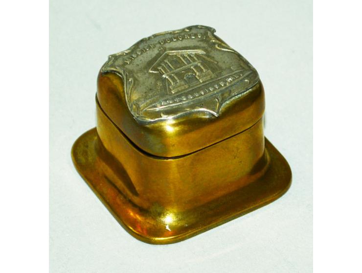 Briefmarkendose aus Bronze mit aufgesetztem Schild "Mission Delores, San Francisco, Cal.". Die Dose hat ein Briefmarkenfach. 