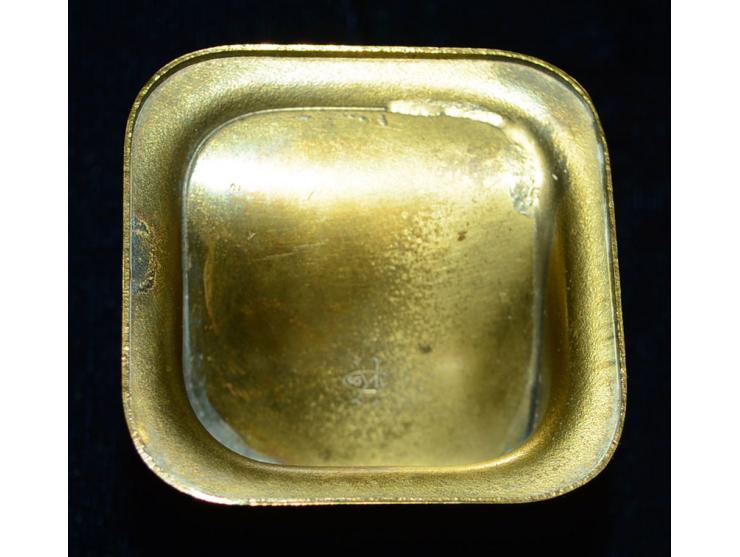 Briefmarkendose aus Bronze mit aufgesetztem Schild "Mission Delores, San Francisco, Cal.". Die Dose hat ein Briefmarkenfach. 