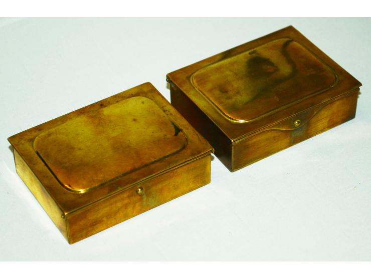 Zwei kleine Briefmarkendosen aus Bronze oder Gelbguss. Beide Dosen haben vier innenliegenden Briefmarkenfächer und sind auf d