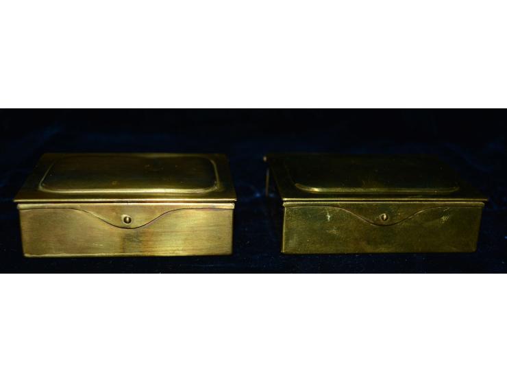 Zwei kleine Briefmarkendosen aus Bronze oder Gelbguss. Beide Dosen haben vier innenliegenden Briefmarkenfächer und sind auf d