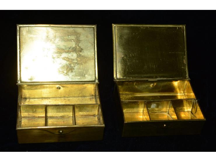 Zwei kleine Briefmarkendosen aus Bronze oder Gelbguss. Beide Dosen haben vier innenliegenden Briefmarkenfächer und sind auf d
