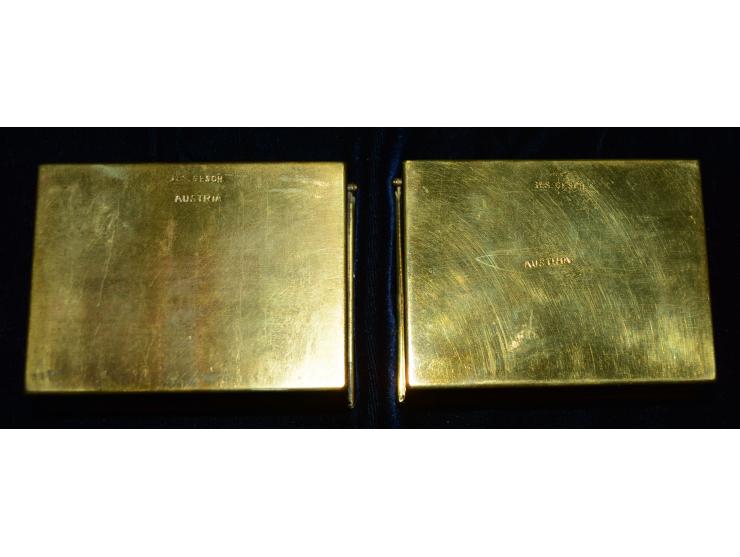 Zwei kleine Briefmarkendosen aus Bronze oder Gelbguss. Beide Dosen haben vier innenliegenden Briefmarkenfächer und sind auf d