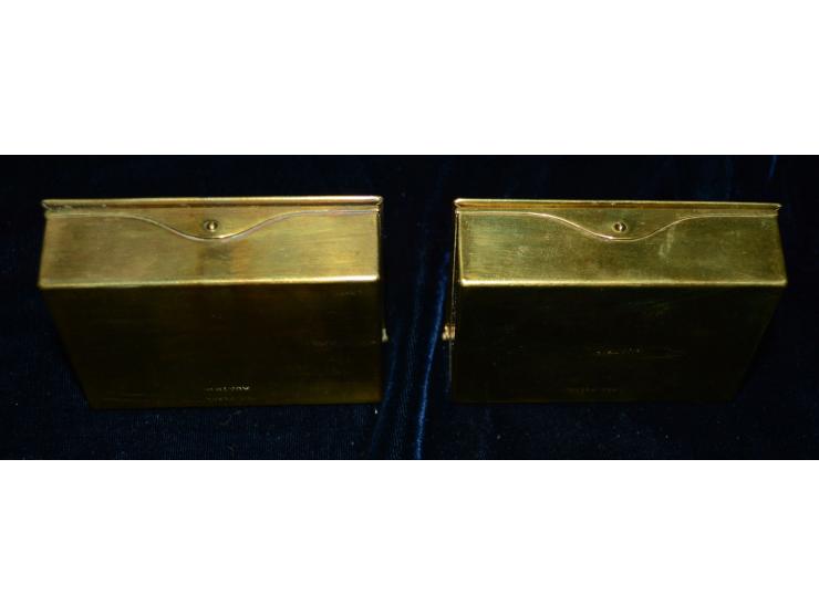 Zwei kleine Briefmarkendosen aus Bronze oder Gelbguss. Beide Dosen haben vier innenliegenden Briefmarkenfächer und sind auf d