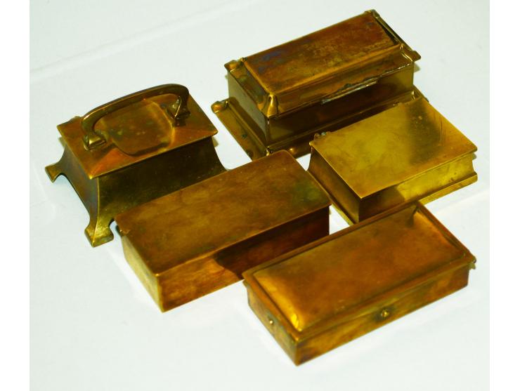 Kleines Lot mit fünf Briefmarkendosen aus Bronze. Vier Dosen haben zwei, eine Dose drei Briefmarkenfächer. Eine der Dosen wur