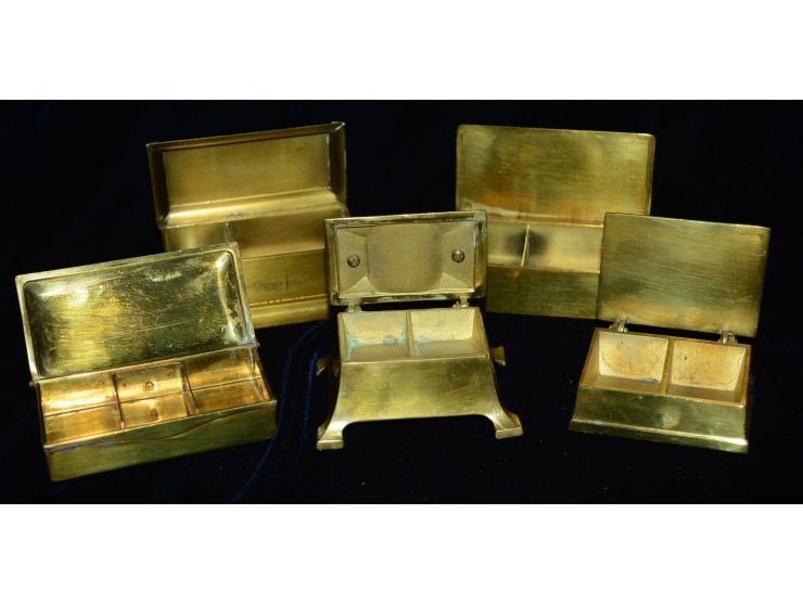 Kleines Lot mit fünf Briefmarkendosen aus Bronze. Vier Dosen haben zwei, eine Dose drei Briefmarkenfächer. Eine der Dosen wur