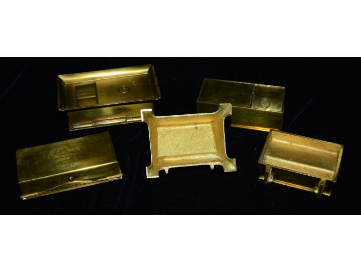 Kleines Lot mit fünf Briefmarkendosen aus Bronze. Vier Dosen haben zwei, eine Dose drei Briefmarkenfächer. Eine der Dosen wur