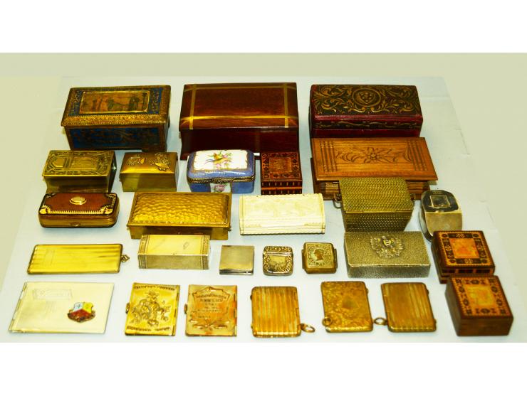 Lot mit 27 verschiedenen Briefmarkendosen und Haltern in unterschiedlichster Ausführung, dabei Holz- und Bronzedosen. Untersc
